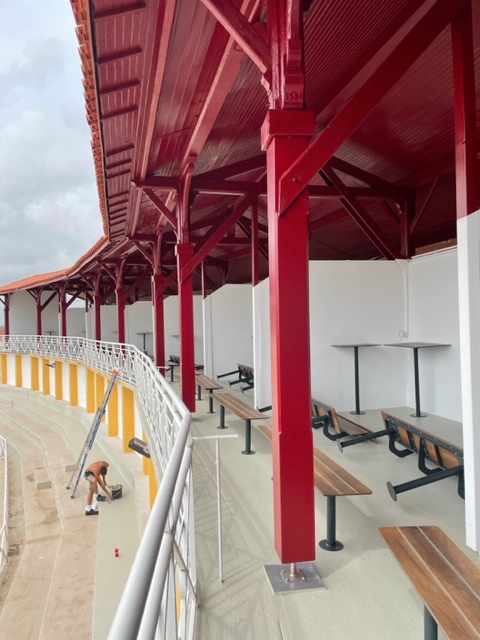 Rénovation peinture structure bois – SARL Vezin – Arènes de Béziers