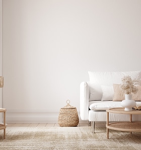 Déco Salon Minimaliste et Canapé Blanc – Ambiance Bohème Salon minimaliste lumineux: canapé blanc, mur blanc, tapis beige. Décoration bohème avec table basse en bois et panier en rotin.