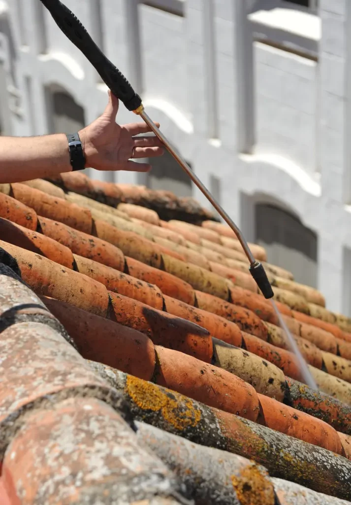 Nettoyage de toiture haute pression pour tuiles anciennes Nettoyage haute pression de tuiles en terre cuite moussues pour l'entretien d'une toiture ancienne.